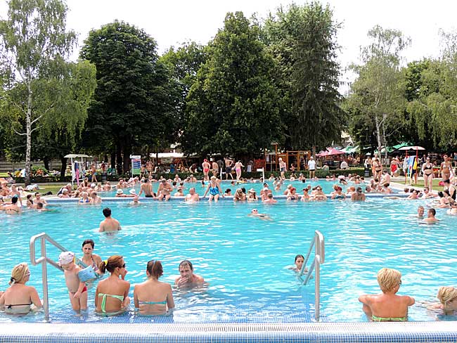Na kąpielisku termalnym w Bogács na wczasowiczów czeka w sumie dziesięć basenów.