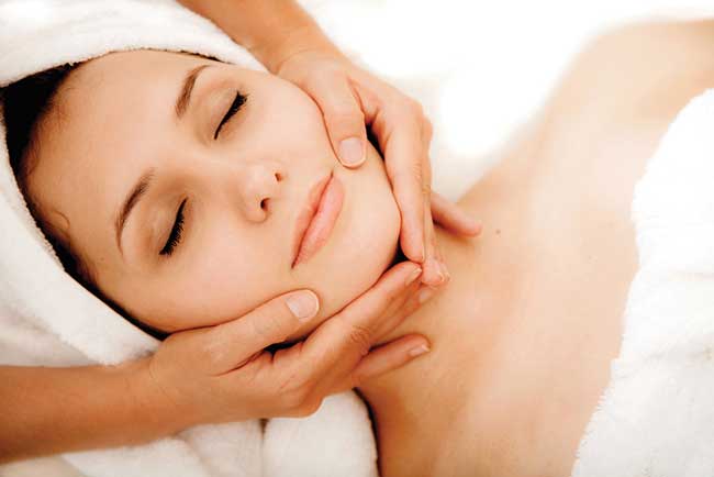 Relaxing face and décolleté massage